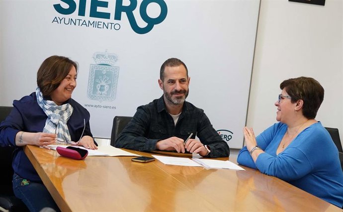 Rueda De Prensa Que Han Ofrecido Este Mediodía El Alcalde De Siero, Ángel García, Y La Concejala La Concejala De Políticas Sociales Y Atención A Las Personas; E Infancia, Ana Rosa Nosti, Junto A La Trabajadora Elvira Antuña.
