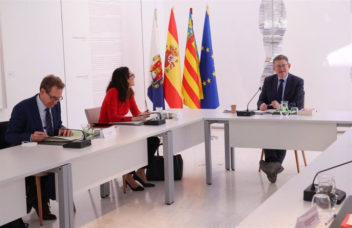 El president de la Generalitat, Ximo Puig, y la vicepresidenta y portavoz, Aitana Mas, en el pleno del Consell en Alicante.
