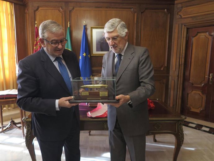 El presidente de la Asamblea Regional, Alberto Castillo, y el embajador de Portugal en España, Joao Miras Gomes, en su primera visita oficial a la Región de Murcia