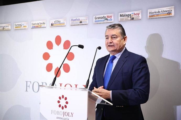 El consejero de la Presidencia, Interior, Diálogo Social y Simplificación Administrativa, Antonio Sanz, en el desayuno del Grupo Joly.