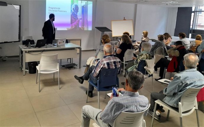 Archivo - Banco Santander estrena el programa 'Finanzas para Mortales edición Senior' para mayores de 65 años