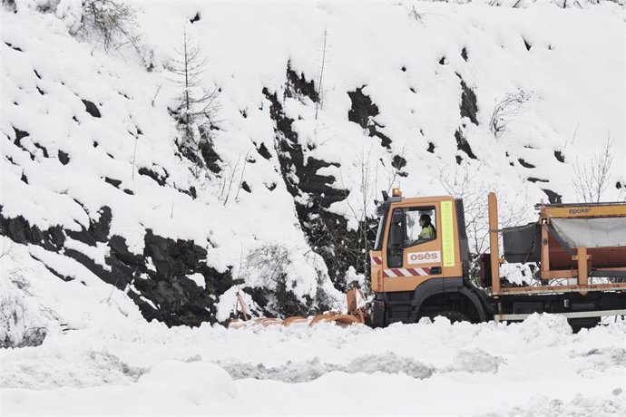 Imagen de archivo de una máquina quitanieves aparta la nieve en el alto de Pagozelai.
