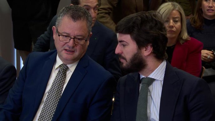 El concejero de Agricultura, Ganadería y Desarrollo Rural, Gerardo Dueñas, conversa con el vicepresidente de la Junta, Juan García-Gallardo.