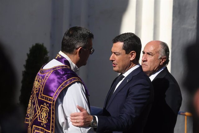 El presidente de la Junta de Andalucía, Juanma Moreno, este viernes en Algeciras (Cádiz) en su asistencia al funeral por el asesinato del sacristán de la iglesia de La Palma, Diego Valencia.