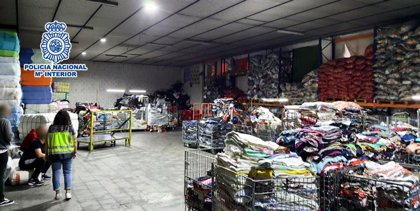 Detenido un empresario por explotar a migrantes, obligados a cargar fardos  de 80 kilos de ropa usada a la espalda
