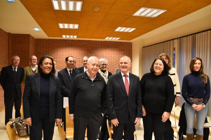 El candidato del PP al Principado de Asturias, Diego Canga, preside, junto a otros representantes del partido, la primera reunión del Grupo Sociedad Civil, en Gijón