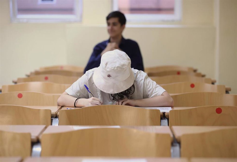 Archivo - Un estudiante realiza un examen