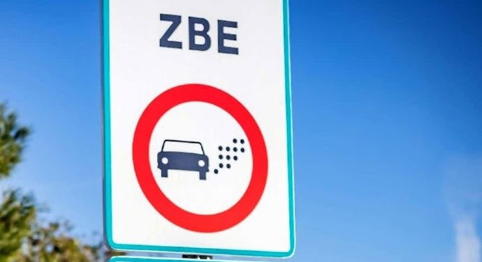 Archivo - Cartell d'una zona de baixes emissions
