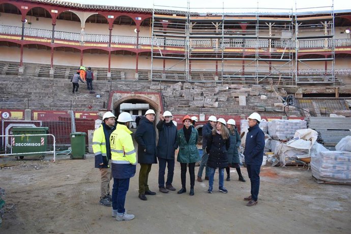 La alcaldesa de Ciudad Real, Eva María Masías, visitando las obras en la plaza de toros