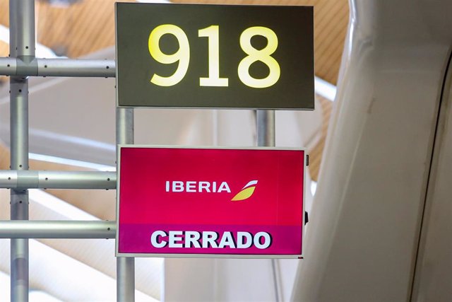 Archivo - Una de las puertas de la compañía Iberia en el Aeropuerto Adolfo Suárez Madrid-Barajas, cerrada a causa de la huelga convocada por el sindicato de pilotos de Air Nostrum