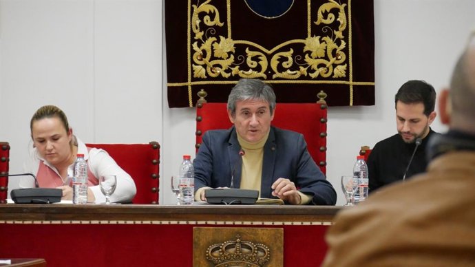 El alcalde de Adra (Almería), Manuel Cortés, preside el pleno