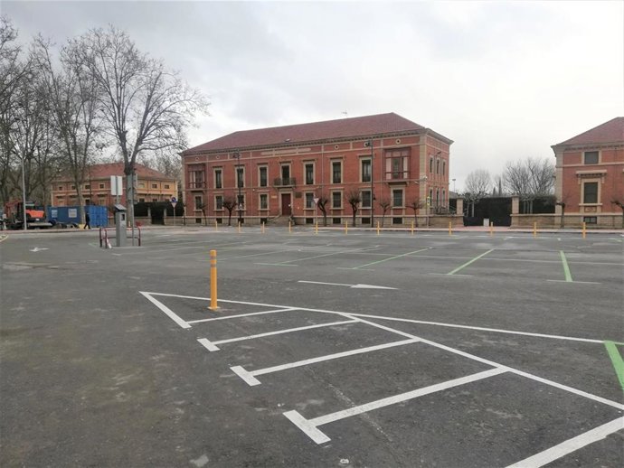 La calle Comandancia cuenta con nuevas aceras y el parking de la plaza Ángel Bayo incluye desde hoy la parada de taxi y un espacio para los autobuses discrecionale