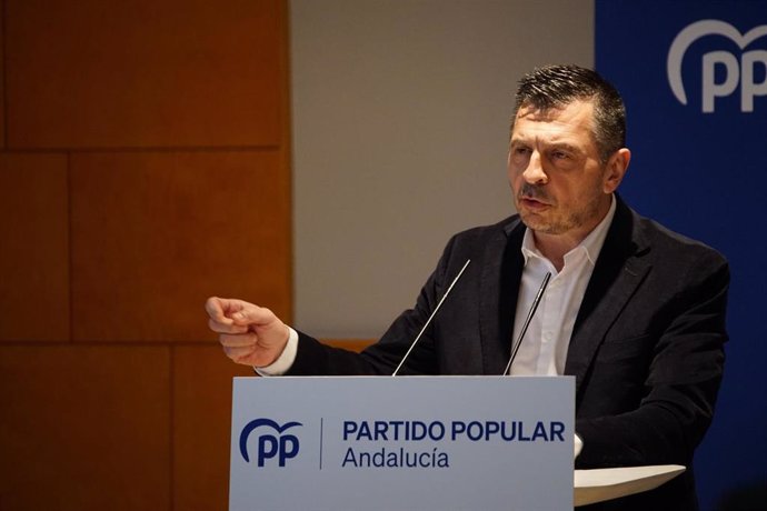 El portavoz del Grupo Popular en el Parlamento andaluz, Toni Martín, en Huelva.