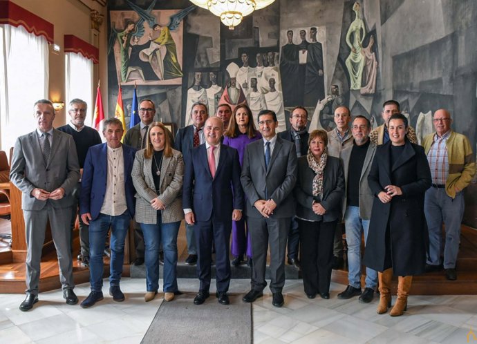 Firma del convenio entre la Diputación de Ciudad Real y la UNED mediante el que se pone en marcha la cátedra 'Población Rural y Sostenibilidad Social'