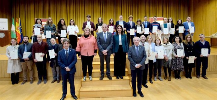 Castro, en el centro, preside el acto de entrega de los premios a los estudiantes de nuevo ingreso en la US con mejores notas de admisión.
