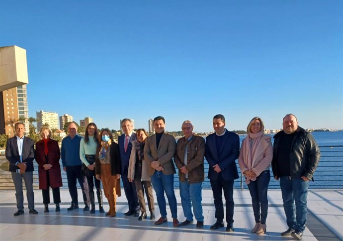 El consejero de Medio Ambiente, Mar Menor, Universidades e Investigación, Juan María Vázquez, con los participantes en el Foro de Coordinación Interadministrativo del Mar Menor