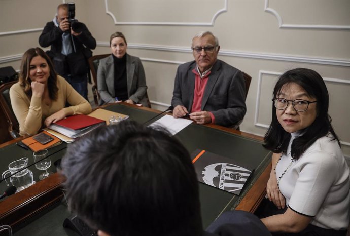 La vicealcaldesa y concejala de Desarrollo Urbano, Sandra Gómez (i); el alcalde de Valncia, Joan Ribó (2d), y la presidenta del Valencia CF, Layhoon Chan (d), durante una reunión en el Ayuntamiento, a 27 de enero de 2023, en Valencia, Comunidad Valenci