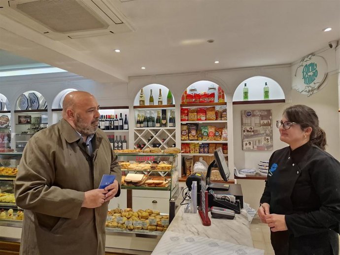 El candidato del PP a la alcaldía de Palma, Jaime Martínez, en un comercio.