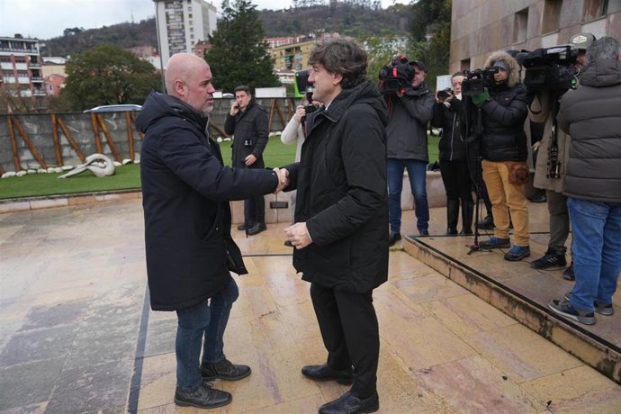El secretario general de CCOO, Unai Sordo,  saluda al secretario general del PSE-EE, Eneko Andueza, a su llegada a la capilla ardiente de Rodolfo Ares