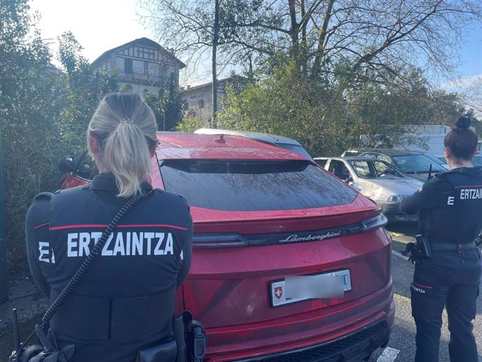 Vehículo deportivo interceptado