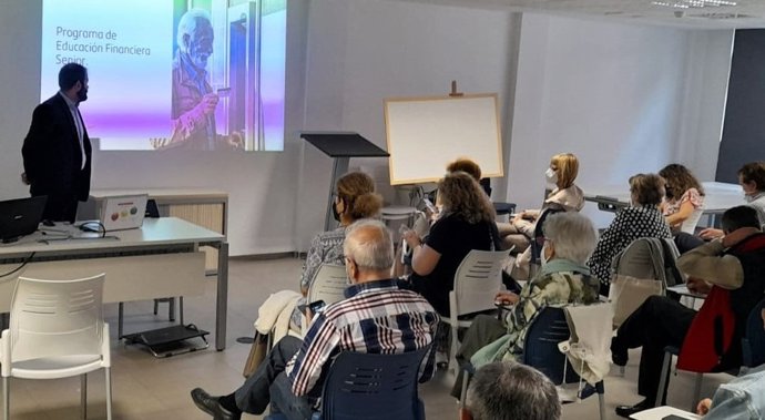 Programa de educación financiera para mayores de Banco Santander