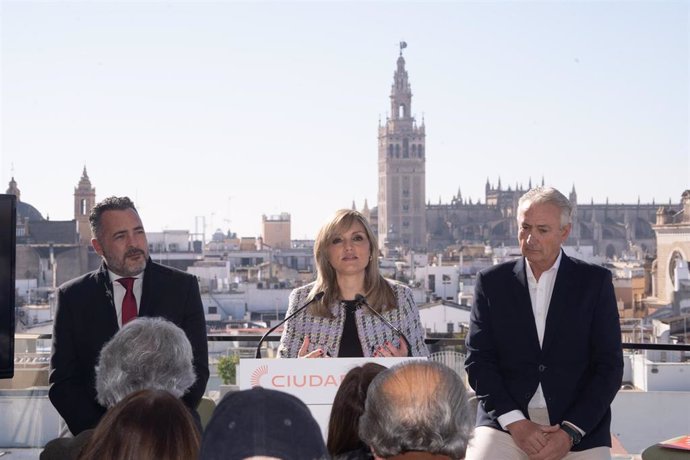 La portavoz de Ciudadanos (CS), Patricia Guasp, este viernes en Sevilla en la presentación del candidato de su partido a la Alcaldía de la capital, Miguel Ángel Aumesquet, (a su izquierda).