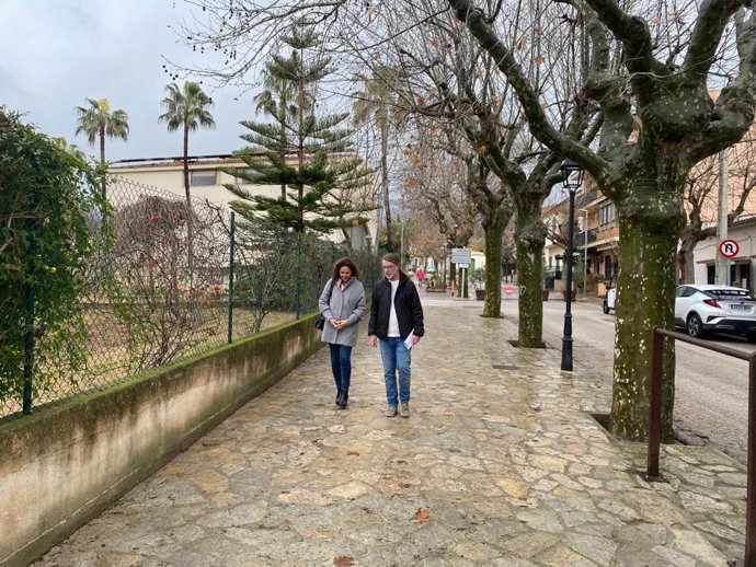 La presidenta del Consell de Mallorca, Catalina Cladera, y el alcalde de Puigpunyent, Antoni Marí.