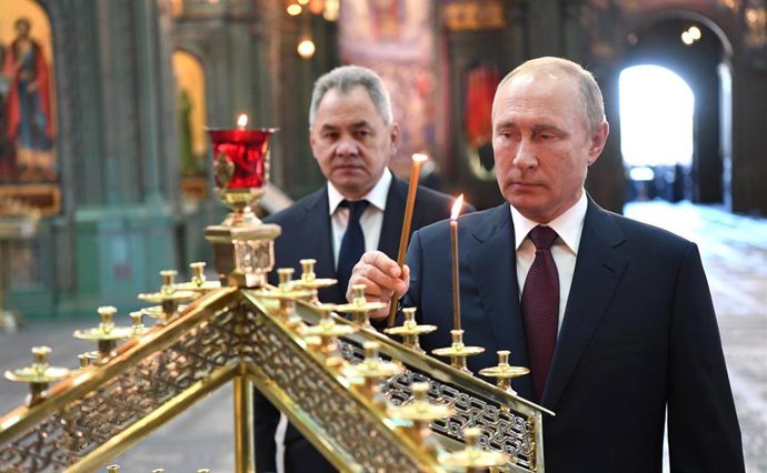 Archivo - El presidente de Rusia, Vladimir Putin, reza en una iglesia ortodoxa 