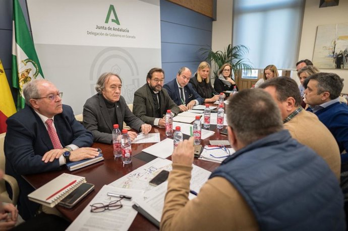 Reunión en la Junta presidida por el delegado del Gobierno andaluz en Granada, Antonio Granados.