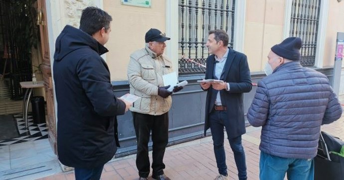 El senador por el PSOE de Huelva Jesús González , junto al senador Amaro Huelva, a las puertas del centro de mayores Mora Claros de la capital, repartiendo material informativo.