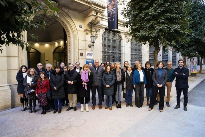 La consellera de Cultura de la Generalitat, Natlia Garriga, junto a la comisión institucional de la Xarxa Territorial de Museus del Camp de Tarragona i les Terres de l'Ebre, en Reus (Tarragona)
