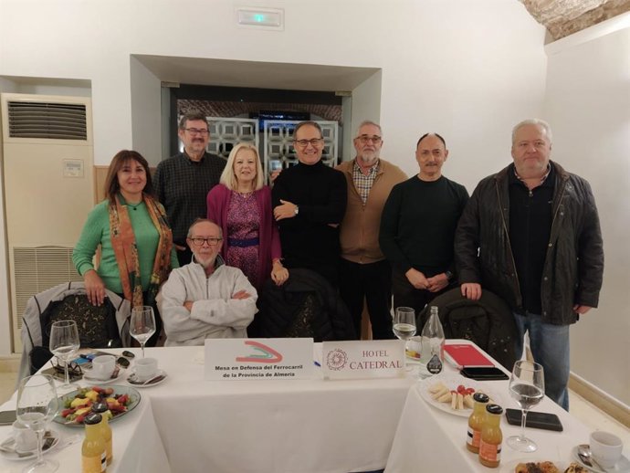 Miembros de la Mesa en Defensa del Ferrocarril de Almería.