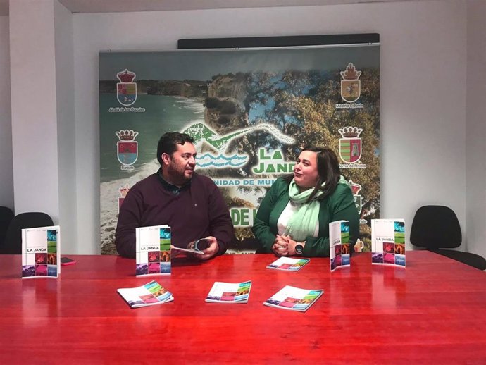 El diputado de Desarrollo de la Ciudadanía, Jaime Armario, y la presidenta de la Mancomunidad de la Janda, María de los Santos Sevillano, presentan la edición impresa de la Guía Cultural de la Comarca de La Janda