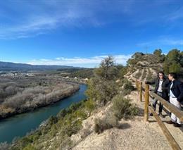 El alcalde de Flix y el directora de la ACA evaluando las actuaciones ambientales que se harán en el meandro