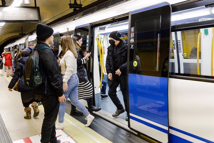 Varias personas suben y bajan de un metro en el andén de la estación de Metro de Callao, a 26 de enero de 2023, en Madrid (España). 