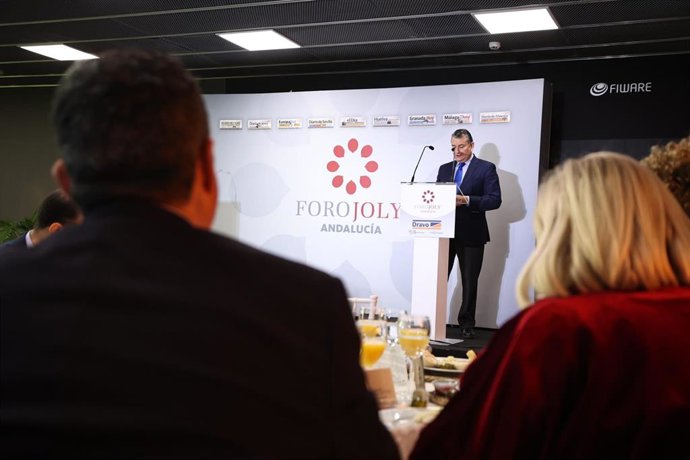 El consejero de la Presidencia, Interior, Diálogo Social y simplificación Administrativa, Antonio Sanz, en los Desayunos del Grupo Joly en Huelva.