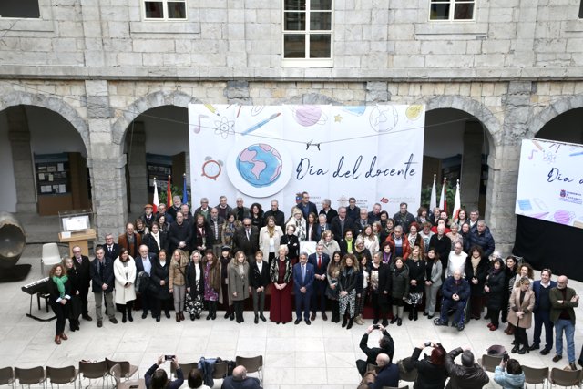 Asistentes al Día del Docente en el Parlamento de Cantabria