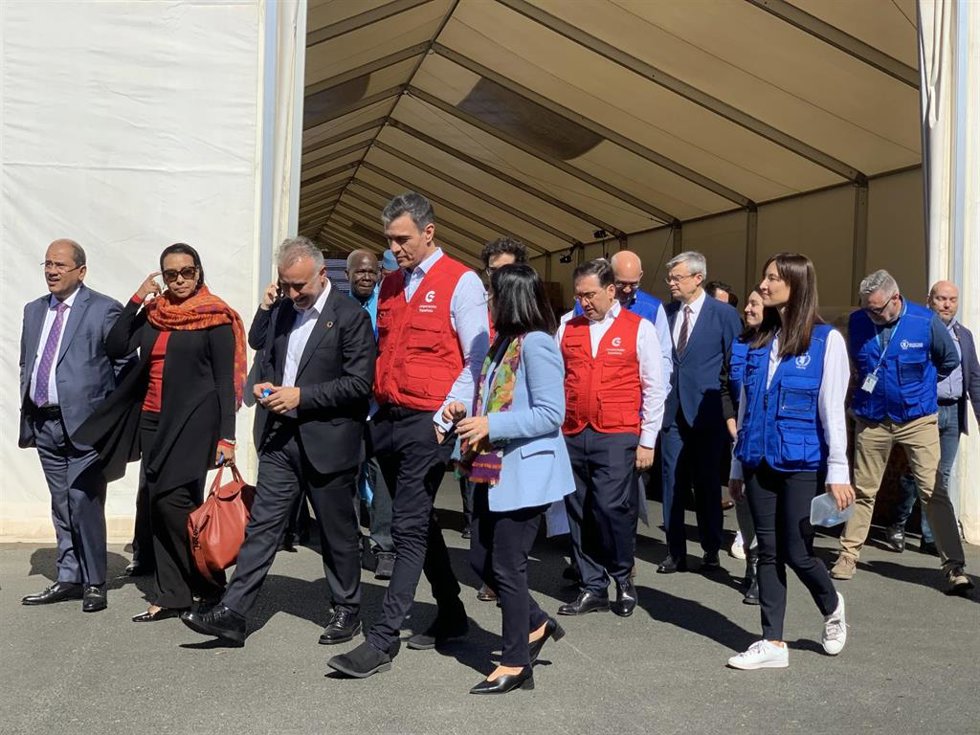 El presidente de Canarias, Ángel Víctor Torres, junto al presidente de España, Pedro Sánchez; la ministra de Sanidad, Carolina Darias; el ministro de Asuntos Exteriores, José Manuel Albares, a la salida de la base logística del PMA en Las Palmas