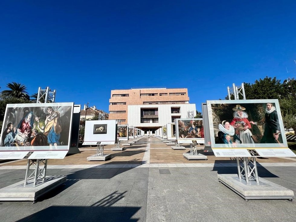 Vista de la exposición de rerproducciones a tamaño real que se puede ver en la plaza de España de la localidad costasoleña.