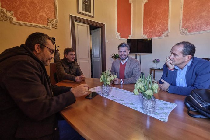 Reunión entre el Cabildo de Tenerife y el Ayuntamiento de Garachico para abordar el proyecto de mejora de la red de saneamiento de La Caleta de Interián