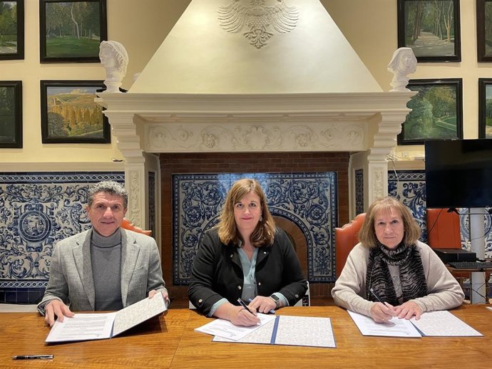 Laalcaldesa (C), el concejal de Participación Ciudadana y la representante de la Asociación Caridad.