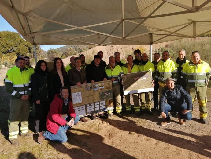 El delegado territorial de Sostenibilidad, Medio Ambiente y Economía Azul de la Junta de Andalucía en Cádiz, Óscar Curtido, presenta la licitación del nuevo Centro de Defensa Forestal de Algodonales (Cádiz)