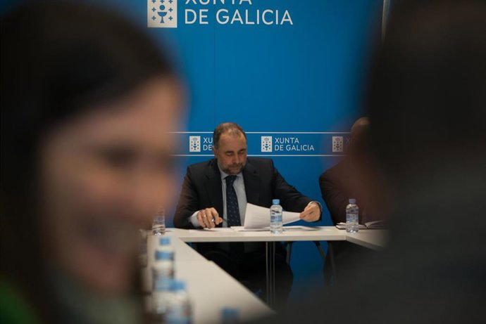 El conselleiro de Sanidade de la Xunta, Julio García Comesaña (C), se reúne con los alcaldes del distrito sanitario de Pontevedra, en la Delegación territorial de la Xunta, a 26 de enero de 2023, en Pontevedra, Galicia (España). Comesaña ha citado a los