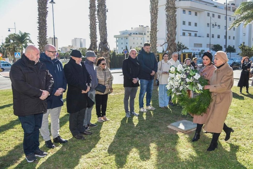 Un momento de la ofrenda floral en homenaje a las víctimas del Holocausto.