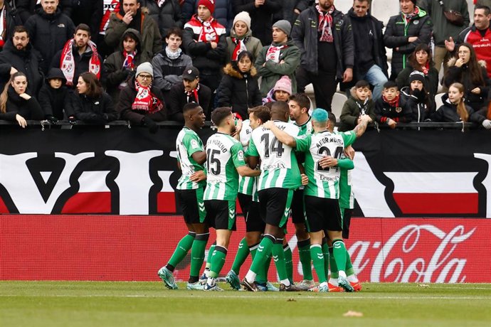 Los jugadores del Betis celebran un gol durante el Rayo Vallecano-Betis de LaLiga Santander 2022-2023