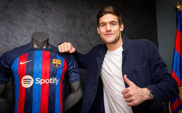 El jugador del FC Barcelona Marcos Alonso renueva contrato hasta 2024