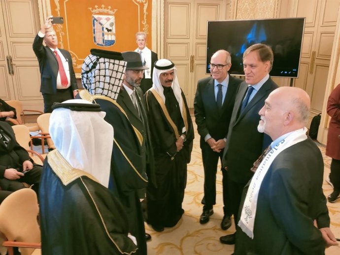 El alcalde de Salamanca, Carlos García Carbayo (segundo por la derecha), y el presidente de la Diputación Provincial, Javier Iglesias (tercero), saludan a participantes en el Peace City World Congress en Salamanca.