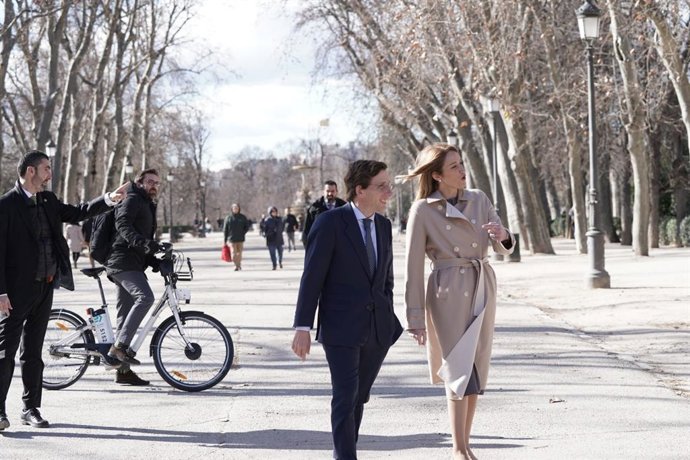 El alcalde de Madrid, José Luis Martínez-Almeida, ha recibido en el Palacio de Cibeles a la presidenta del Parlamento Europeo, Roberta Metsola.