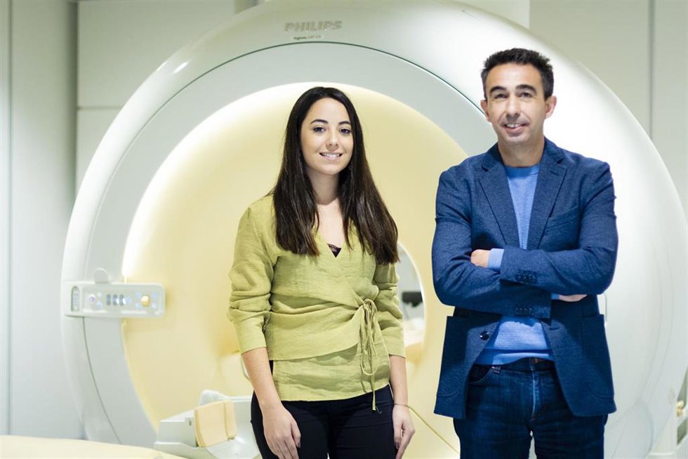 José Luis Cantero y Marina Fernández Álvarez, en el laboratorio de la Pablo de Olavide.