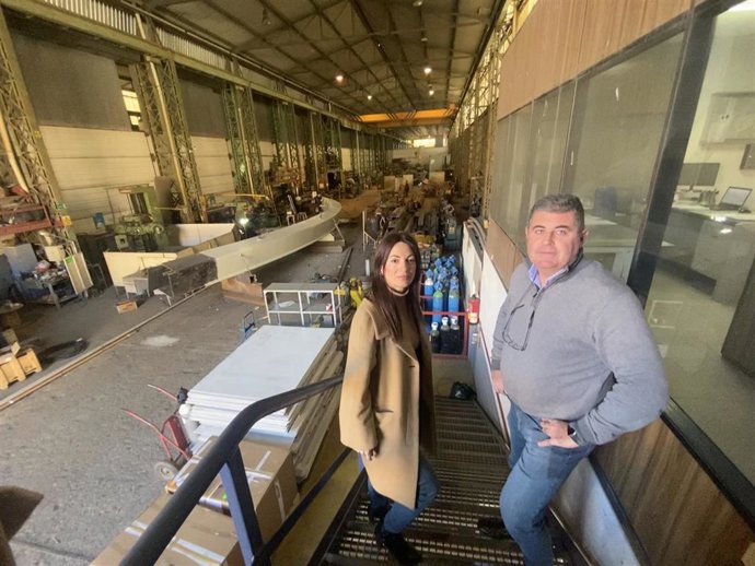 La presidenta de la APA, Rosario Soto, y el responsable de Talleres Milán, Vicente Milán.